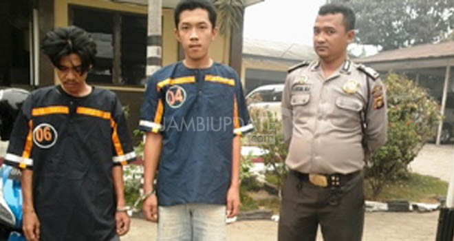 Hendri (35) dan Reki (21) warga Benteng, Kecamatan Telanaipura, Kota Jambi diamankan lantaran mencuri helm.