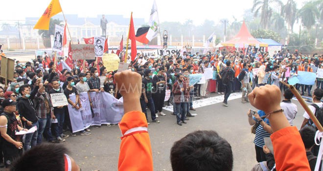 Ratusan Mahasiswa dan Forum Doktor Universitas Jambi gelar aksi.