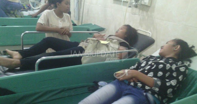 Kedua korban dipukul dirawat di Instalasi Gawat Darurat RSUD Raden Mattaher.