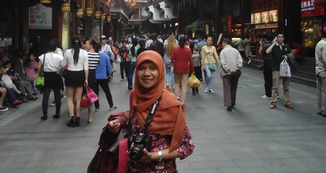 Melifatma, M.Pd, pemenang Guru Favorit Jambi Ekspres dari SMA Negeri 1 Sarolangun saat berada di Yuyuan Garden   