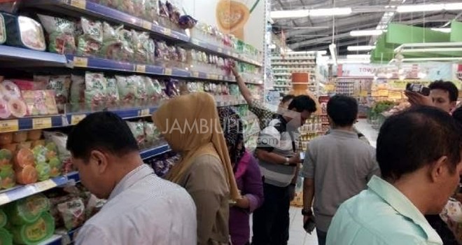 Balai POM, Desperindag Kota Jambi, dan Satpol-PP melakukan razia makanan kadaluarsa di sejumlah mall yang ada di Kota Jambi.
