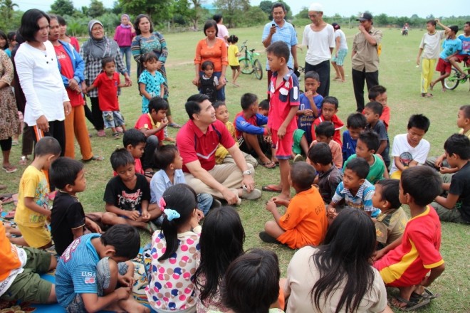 Walikota Jambi SY Fasha berada di tengah-tengah anak-anak di salah satu lapangan di Kota Jambi