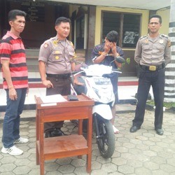 Pelaku bersama kenderaannya saat diamankan di Mapolsek Jambi Selatan 