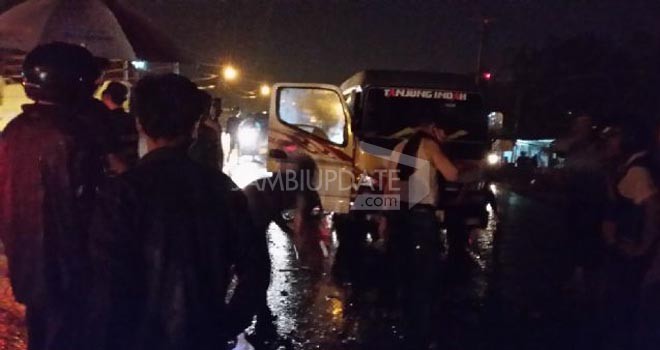 Sebuah mobil travel minibus BD 7124 AN terbalik.