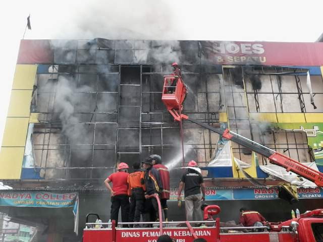 Ruko di Komplek WTC Pasar Jambi terbakar