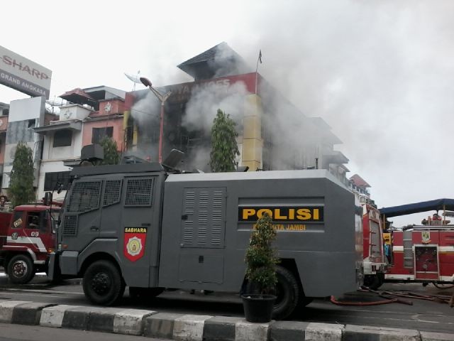 Water Canon yang dikerahkan untuk memadamkan api di lokasi kebakaran