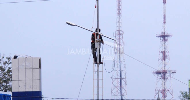 Tamapk Smart lamp (LED) yang disebut lampu pintar dan hemat Energi, di sejumlah ruas jalan Protokol Kota Jambi.