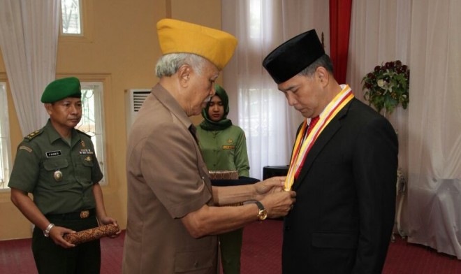 Mayjen TNI Purn Suyitno, Sekjen DPP LVRI, menyematkan bintang kehormatan kepada Walikota Jambi SY Fasha 