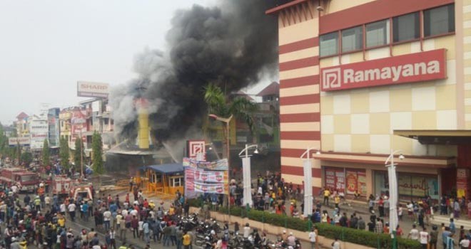 Kebakaran rukodi Kompleks WTC Batanghari Jambi.