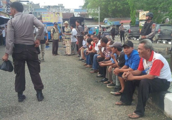 Petugas saat merazia warung-warung di terminal Rawasari 