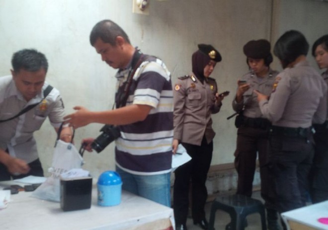 Polisi menggerebek warung yang diduda dijadikan tempat perjudian. 