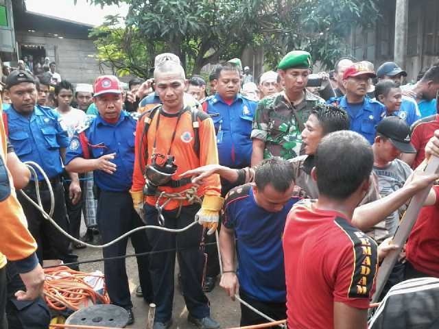 Tim dari BPBD bersama TNI dan warga masih berusaha mengevakuasi jenazah dari dalam sumur di Mudung Laut