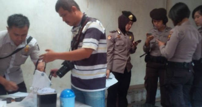 Polisi menggerebek warung yang diduda dijadikan tempat perjudian.