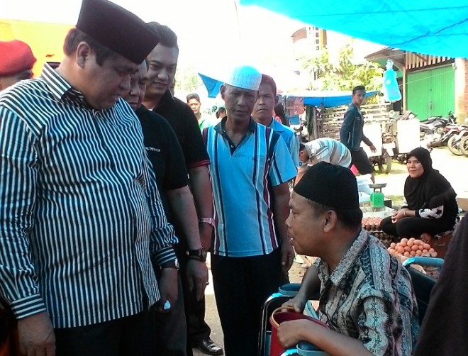HBA dan Sum Indra saat berbincang dengan penyandang cacat di Rantau Keloyang Bungo