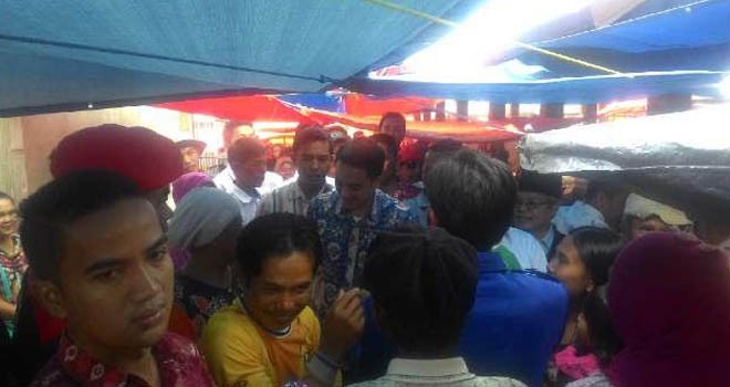 Zola-Fachrori Umar saat bersosialisasi di Kabupaten Kerinci, Kamis (12/11).