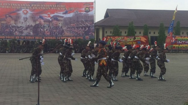 Anak-anak SD ini memperlihatkan baris-berbaris yang benar. Kemudian juga dengan menunjukkan yel-yel Brimob Dalam acara puncak HUT Korps Brimob ke 70, di Mako Brimob Polda Jambi
