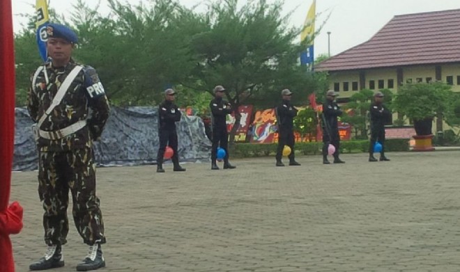Atraksi berbahaya di mana 5 personel Brimob mengepit balon yang kemudian balon tersebut menjadi saasaran tembak 5 anggota lainnya. 