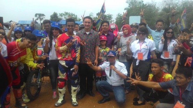 Zumi Zola usai meresmikan sirkuit balap motor cross seluas 16 hektar di Merangin
