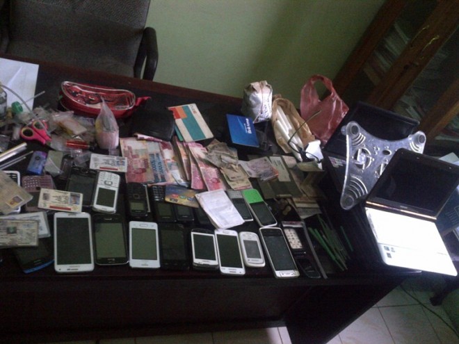 Barang bukti yang diamankan dari  penggrebelkan yang dilakukan oleh Komando Distrik Militer 0419 Tanjung Jabung, Sabtu (14/11) di sebuah rumah yang berlokasi di Jalan Bengkinang tepatnya di samping STAI An-Nadwah Kualatungkal.â€Ž