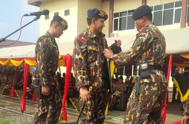 Kapolda Jambi, Brigjen Pol Lutfi Lubihanto, diberi gelar warga kehormatan Brimob Polda Jambi Sabtu (14/11)