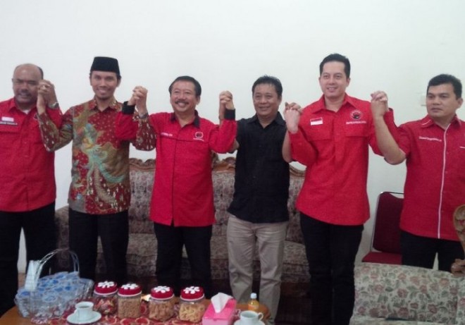 Ketua Bappilu DPP PDI Perjuangan, â€ŽBambang DH bersama Edi Purwanto dan pengurus DPD PDIP Provins Jambi lainnya di Kantor DPD PDIP Provinsi Jambi Minggu (15/11)