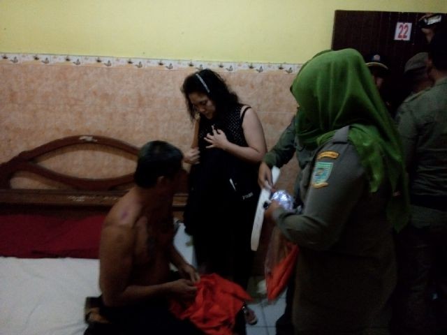 Pasangan kekasih yang kepergok lagi ngamar