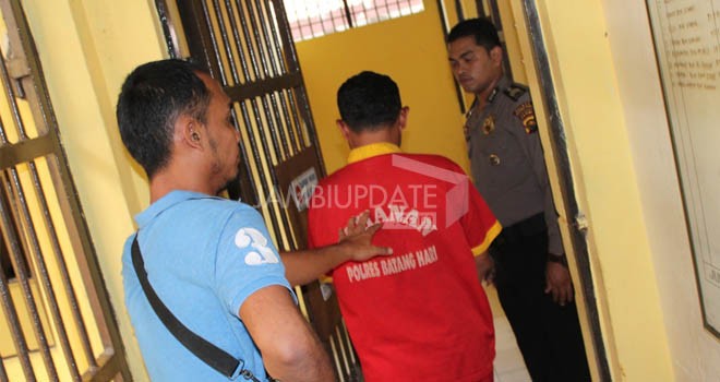 Pelaku Edi Suherman Saat di Masukkan Ke Sel Tahanan.