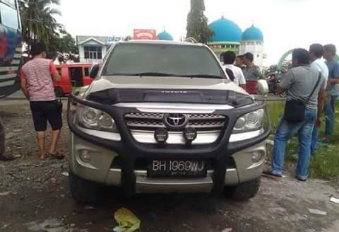 Mobil Fortuner warna silver BH 1969 WJ milik Kades Muara Kilis diketemukan warga di Jalan Baipas Padang dalam kondisi kosong.