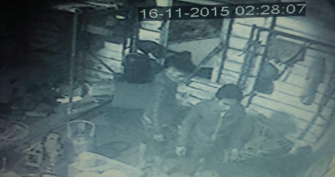 Aksi pelaku terekam kamera CCTV.