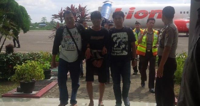 Dua pembunuh kades Muara Kilis saat tiba di bandara Jambi.