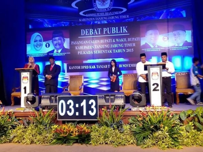 Dua pasangan Calon Bupati dan Wakil Bupati Tanjabtim, DiGas dan RR saat mengikuti debat publik Rabu malam kemarin. Dalam debat ini kedua pasangan calon fokus pada pembenahan infrastruktur dan pendidikan.