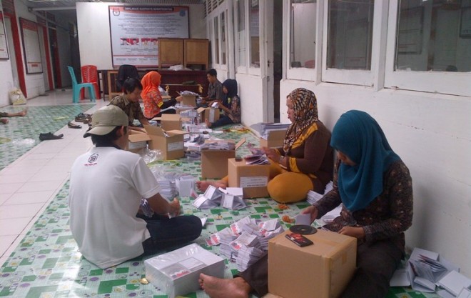 Pelipatan kertas suara di KPU Tanjab Barat