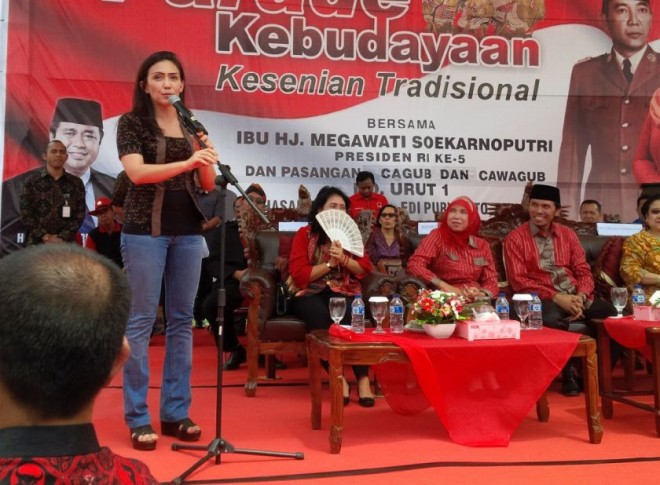 Rieke Dyah Pitaloka menyampaikan orasi politik di acara Parade Kebudayaan Tradisional di Lapangan Eks MTQ Sabtu (21/11)