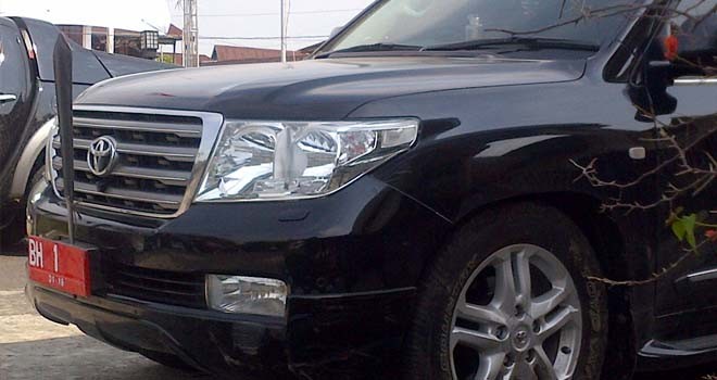 Tampak Mobil yang digunakan Pejabat (Pj) Gubernur Jambi, H Irman, pada bagian sebelah kiri depan ringsek.