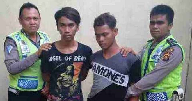 â€ŽAgung (21) dan Gunawan (20), pelaku perampokan toko bangunan diamankan oleh aparat kepolisian.