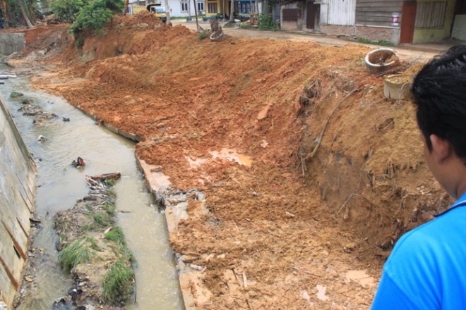 Dinding drainase yang dibangun oleh PT Bahana Kharisma ambruk, rata dengan tanah.