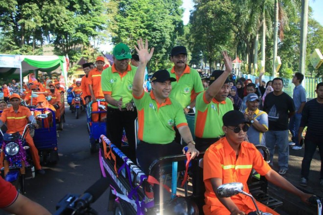 Wako Jambi SY Fasha bersama Wawako Abduullah Sani saat mengarak Piala Adipura tahun lalu. Tahun ini, Pemkot Jambi kembali mendapatkan penghargaan serupa
