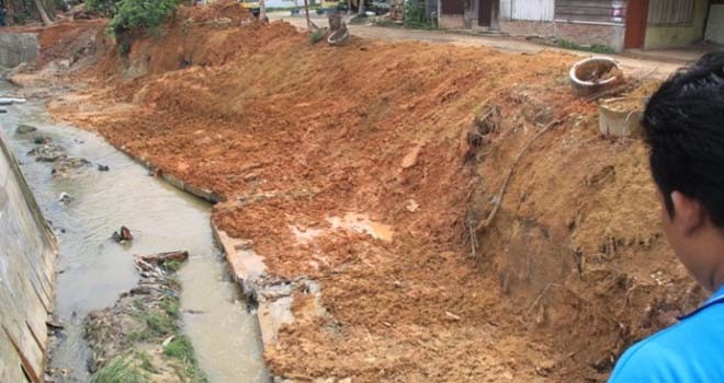 Dinding drainase yang dibangun oleh PT Bahana Kharisma ambruk, rata dengan tanah.