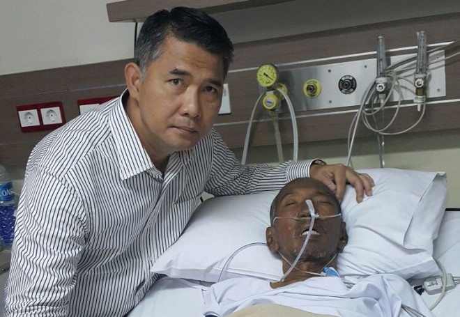 Walikota Jambi SY Fasha membezuk mantan Wako Jambi dua periode Arifien Manap yang sedang terbaring di rumah sakit di Jakarta Senin (23/11)