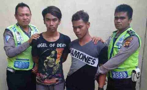 â€ŽAgung (21) dan Gunawan (20), pelaku perampokan toko bangunan diamankan oleh aparat kepolisian