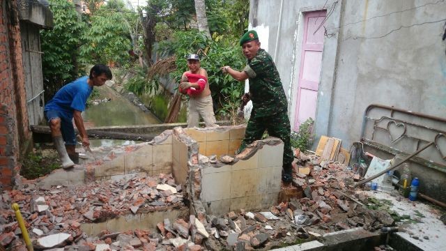 Pembongkaran salah satu bangunan rumah yang dibangun di atas drainase