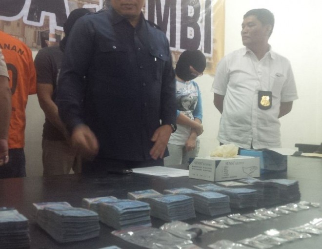 Barang bukti dan uang tunai yang diamankan dari seorang bandar Narkoba di Seberang Kota Jambi