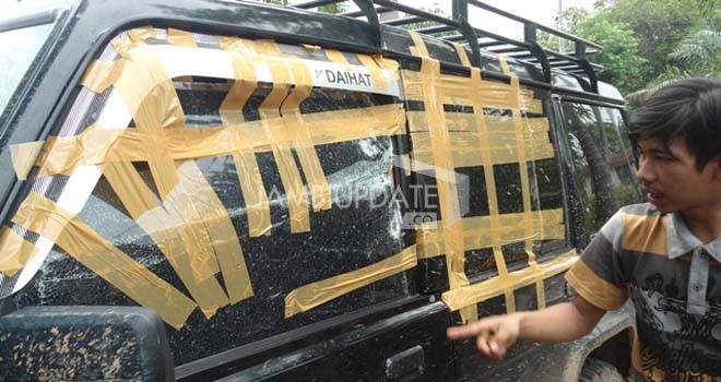 Mobil Taft yang membawa obat-obatan ditembaki saat melintas dari Desa Jangga Baru menuju Meranti Baru Mandi Angin, Selasa (24/11)