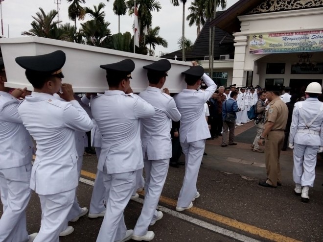 Jenazah mantan Wako Jambi Arifien Manap di Bandara STS Jambi