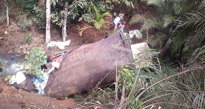 Truk bermuatan  kopi, Jumat (27/11) sekitar pukul 11.00 WIB, masuk ke jurang