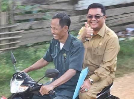 Ivan dibonceng menggunakan sepeda motor saat blusukan waktu  masih menjabat Kadis PU Provinsi Jambi