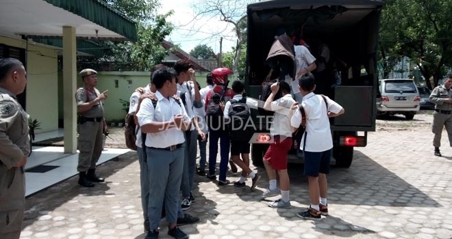atuan Polisi Pamong Praja Kota Jambi melakukan penertiban terhadap para pelajar yang bolos sekolah.
