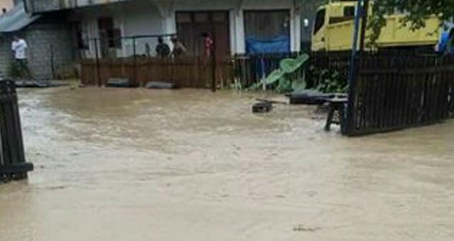 Jalan warga terendam banjir diduga karena adanya galian C di wilayah aliran sungai.