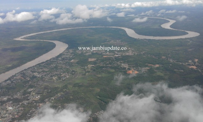 Photo Sungai Batanghari diambil dari udara, terlihat jelas membelah Provinsi Jambi