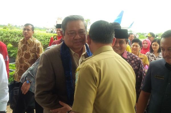 SY Fasha saat menyambut kedatangan Presiden RI ke enam SBY 